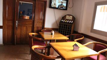 S'hi serveixen esmorzars, dinars i plats de cuina local i internacional