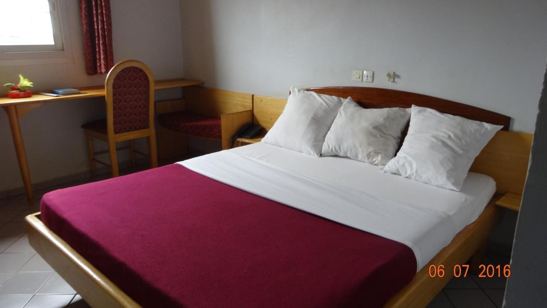 Zimmersafe, Schreibtisch, schallisolierte Zimmer, Bügeleisen/Bügelbrett