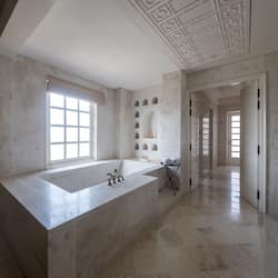 Separate bathtub and shower, deep-soaking bathtub, rainfall showerhead