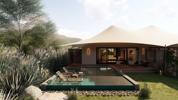 Una casa moderna con piscina, mobiliario exterior y vistas a la montaña.