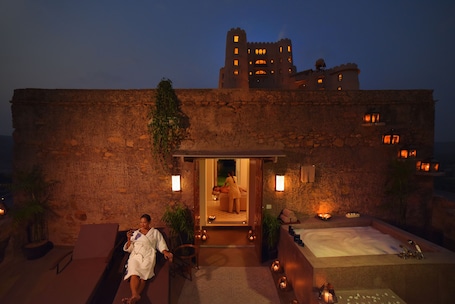 Couples treatment rooms, hot tub, steam room, body treatments