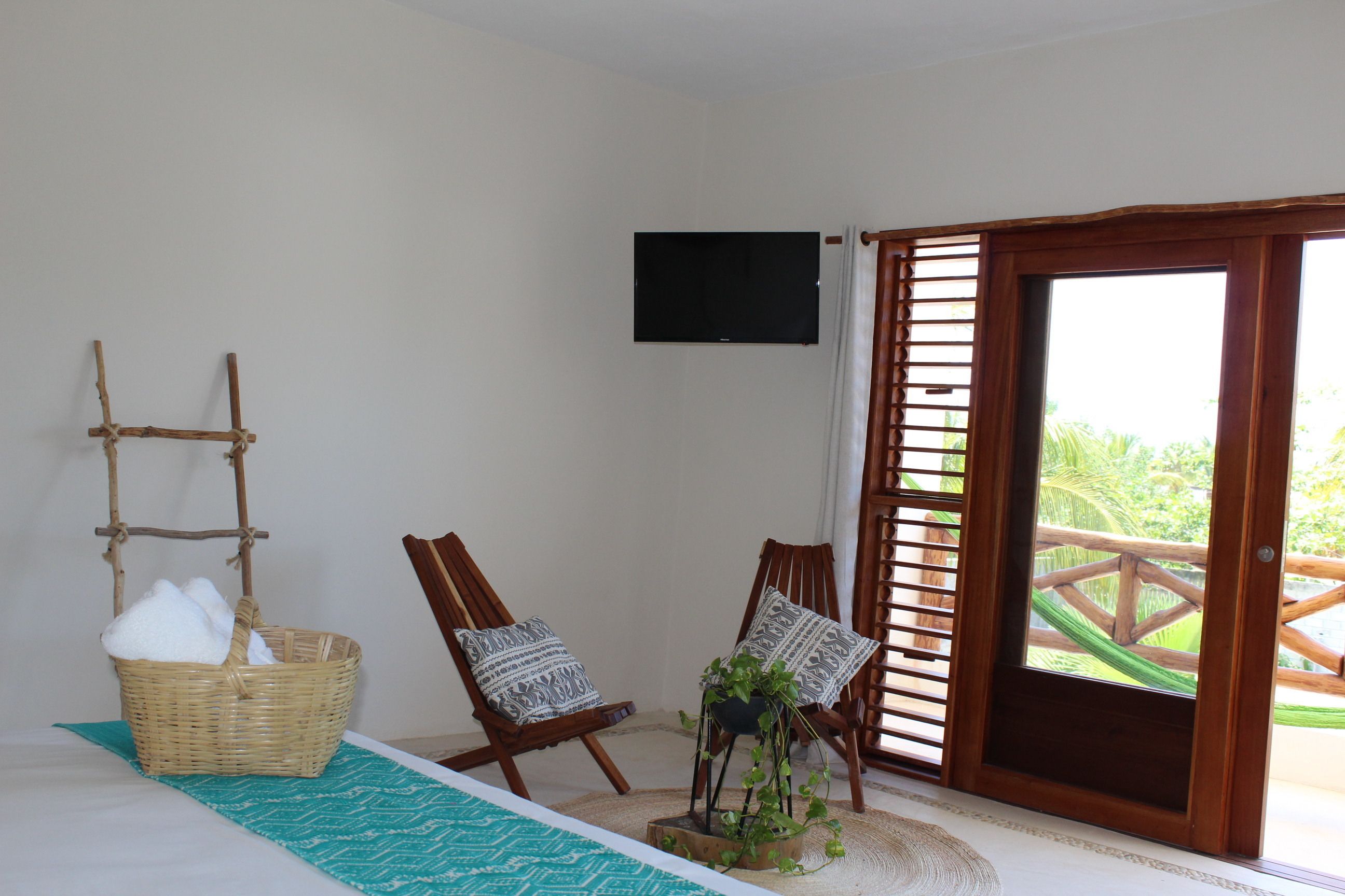 deluxe room, 1 king bed, bathtub | in-room safe