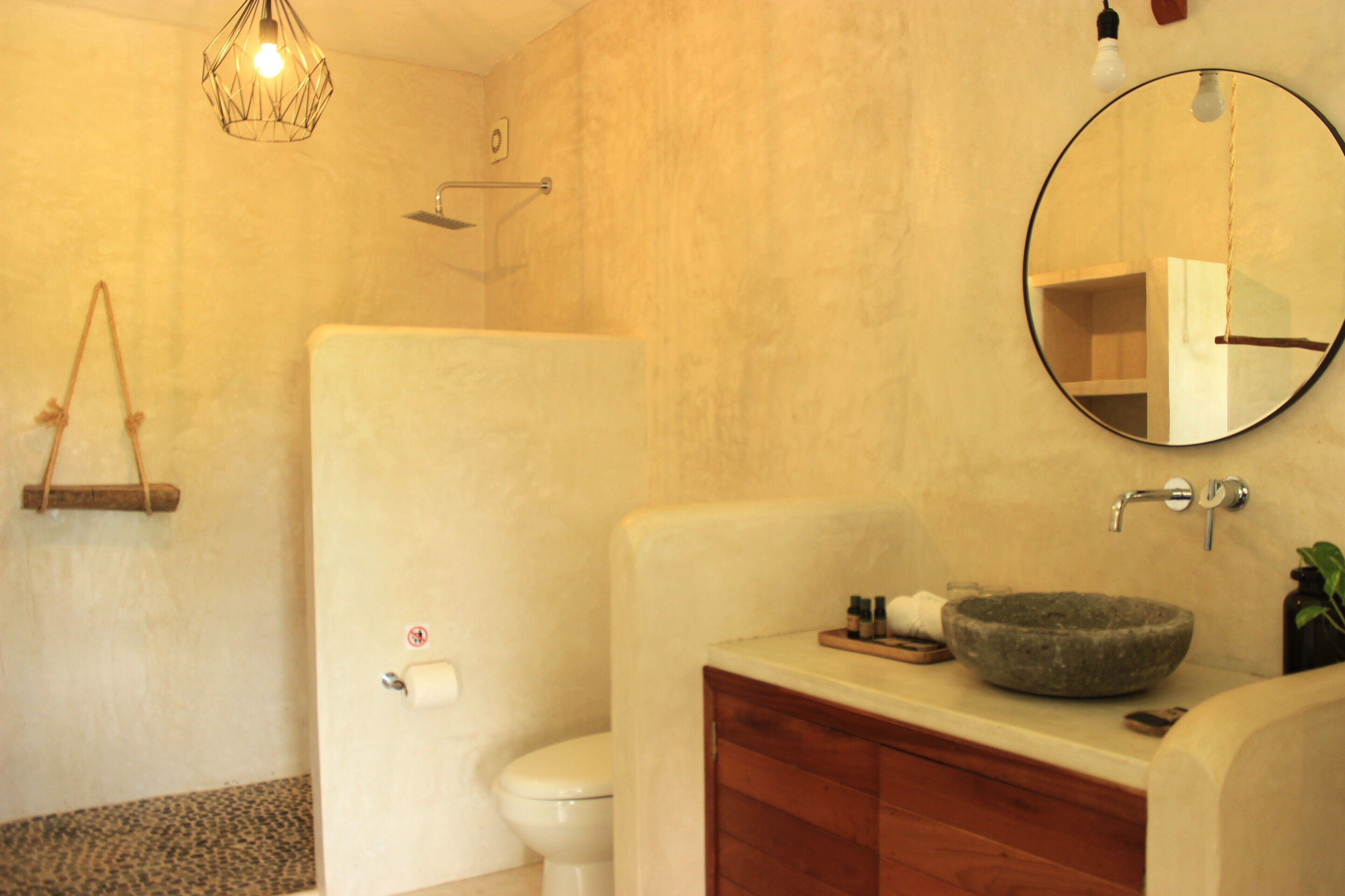 deluxe room, 1 king bed, bathtub | bathroom | shower, free toiletries, hair dryer, towels