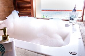 Premium Room, 1 Bedroom, Bathtub, Oceanfront | Jetted tub - Aquastar Hotel & Apartments (Mahahual)