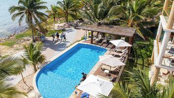 2 albercas al aire libre, acceso de 08:00 a 20:00, y camastros