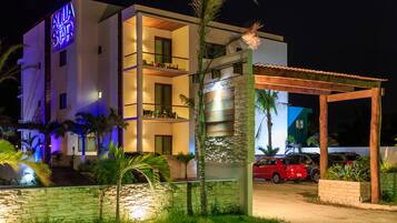 Vista frontal de la propiedad por la tarde o noche