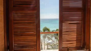 Premium Room, 1 Bedroom, Bathtub, Oceanfront | Living area