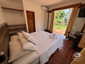 Quarto casal standard, 1 cama Queen | Edredons de pluma, escrivaninha, espaço de trabalho para notebook