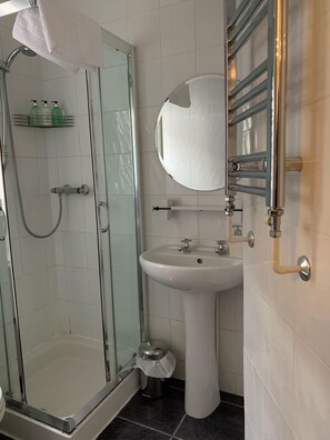 Twin Room | Bathroom