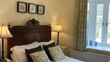 Double Room | Desk, free WiFi, bed sheets