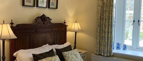 Escritorio, wifi gratis y ropa de cama