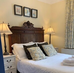 双人房 | 办公桌、免费 WiFi、床单