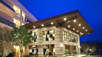 Guests can enjoy a covered outdoor seating area with tables and benches.
