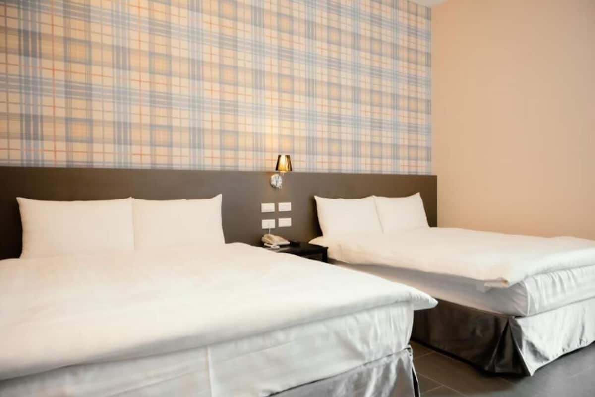 Habitació quàdruple empresarial | Cobrellits, escriptori, cortines opaques i habitacions insonoritzades