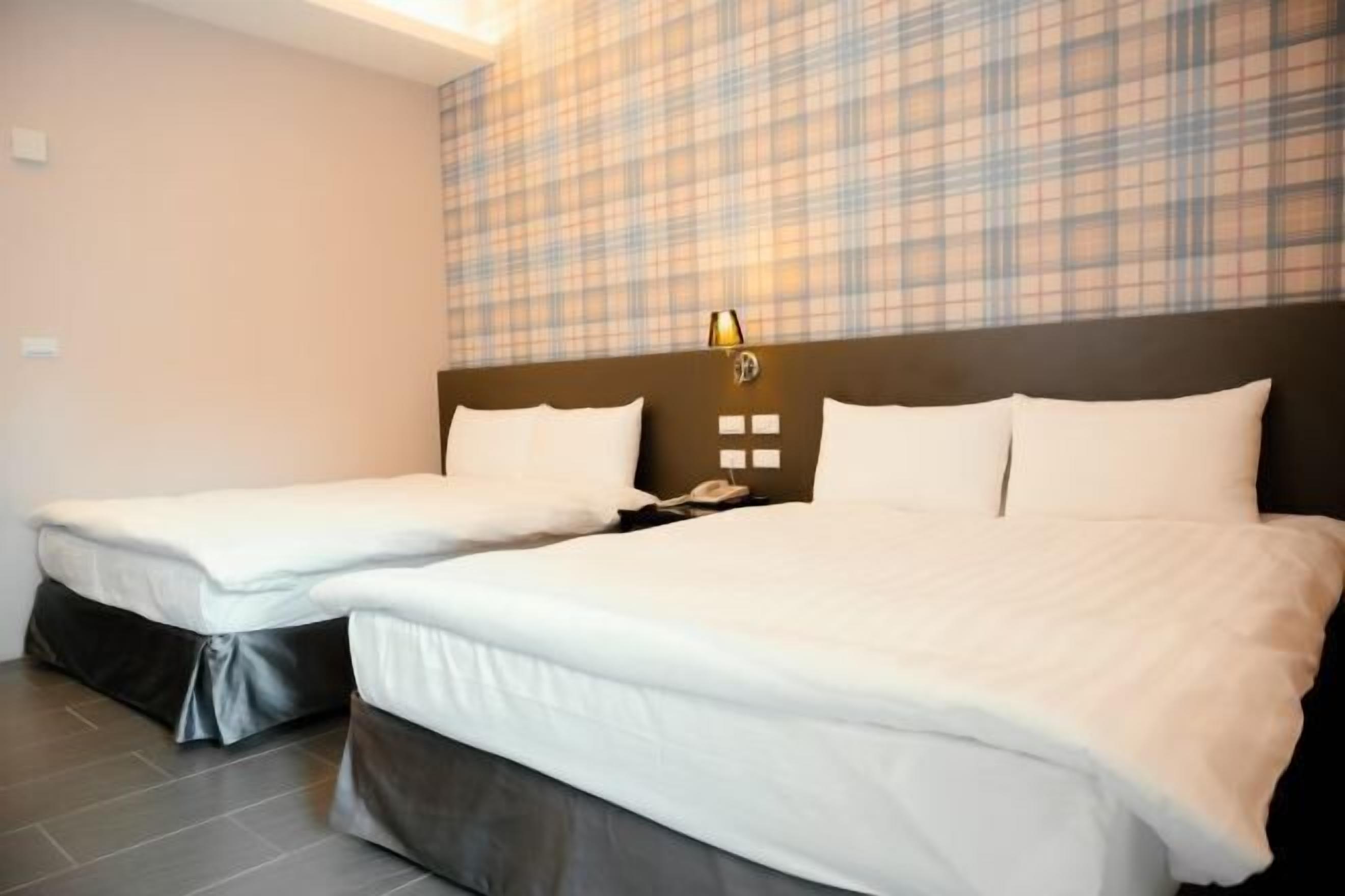 Cubrecamas, escritorio, cortinas blackout y sistema de insonorización 