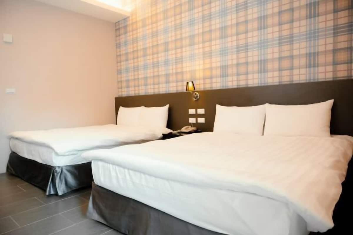 Cobrellits, escriptori, cortines opaques i habitacions insonoritzades