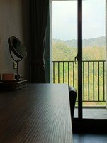 Escritorio, cortinas blackout, sistema de insonorización y wifi gratis 