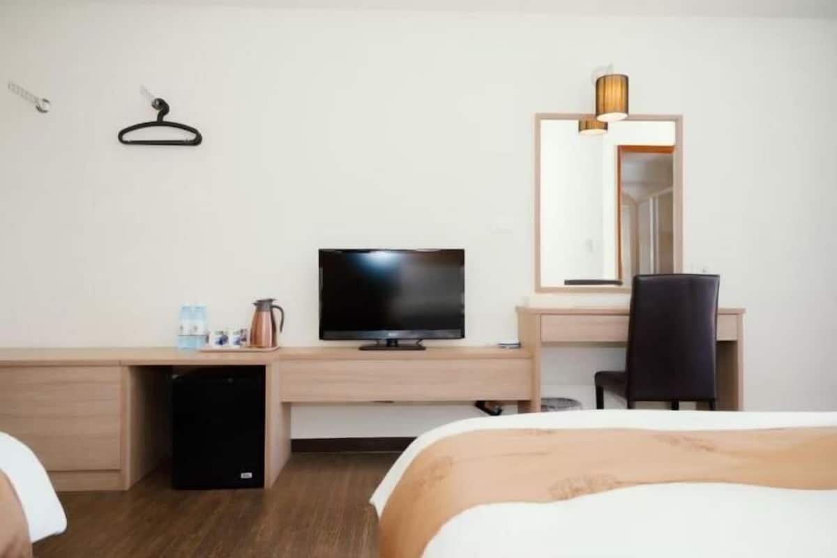 Donsdekens, een bureau, verduisterende gordijnen, geluiddichte muren