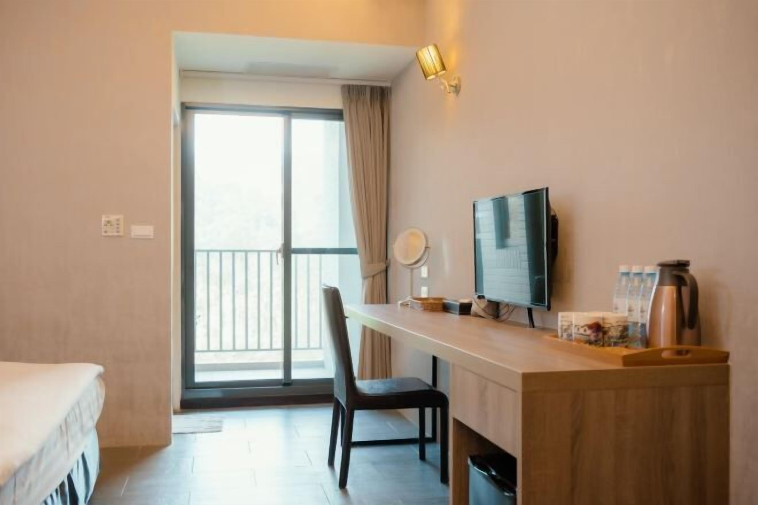 Cubrecamas, escritorio, cortinas blackout y sistema de insonorización 