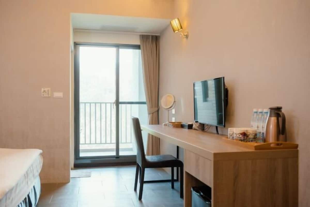 Cobrellits, escriptori, cortines opaques i habitacions insonoritzades