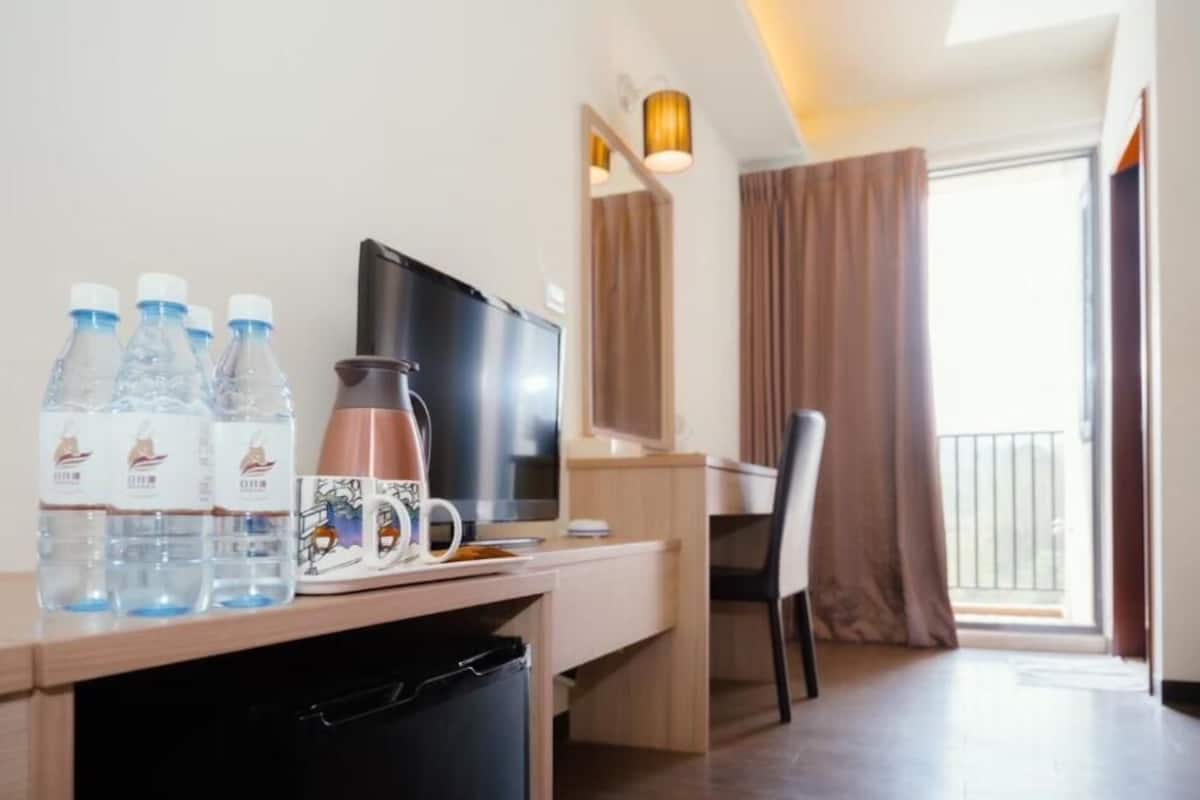 Habitació quàdruple estàndard | Cobrellits, escriptori, cortines opaques i habitacions insonoritzades