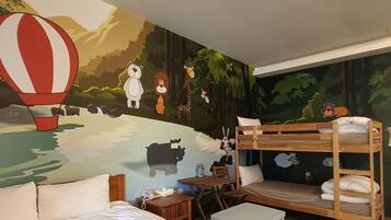 Firemannsrom – familie | Dundyner, skrivebord, blendingsgardiner og lydisolert