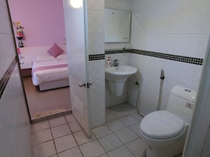 Townhome, Multiple Bedrooms | Bathroom | Shower, free toiletries, hair dryer, slippers