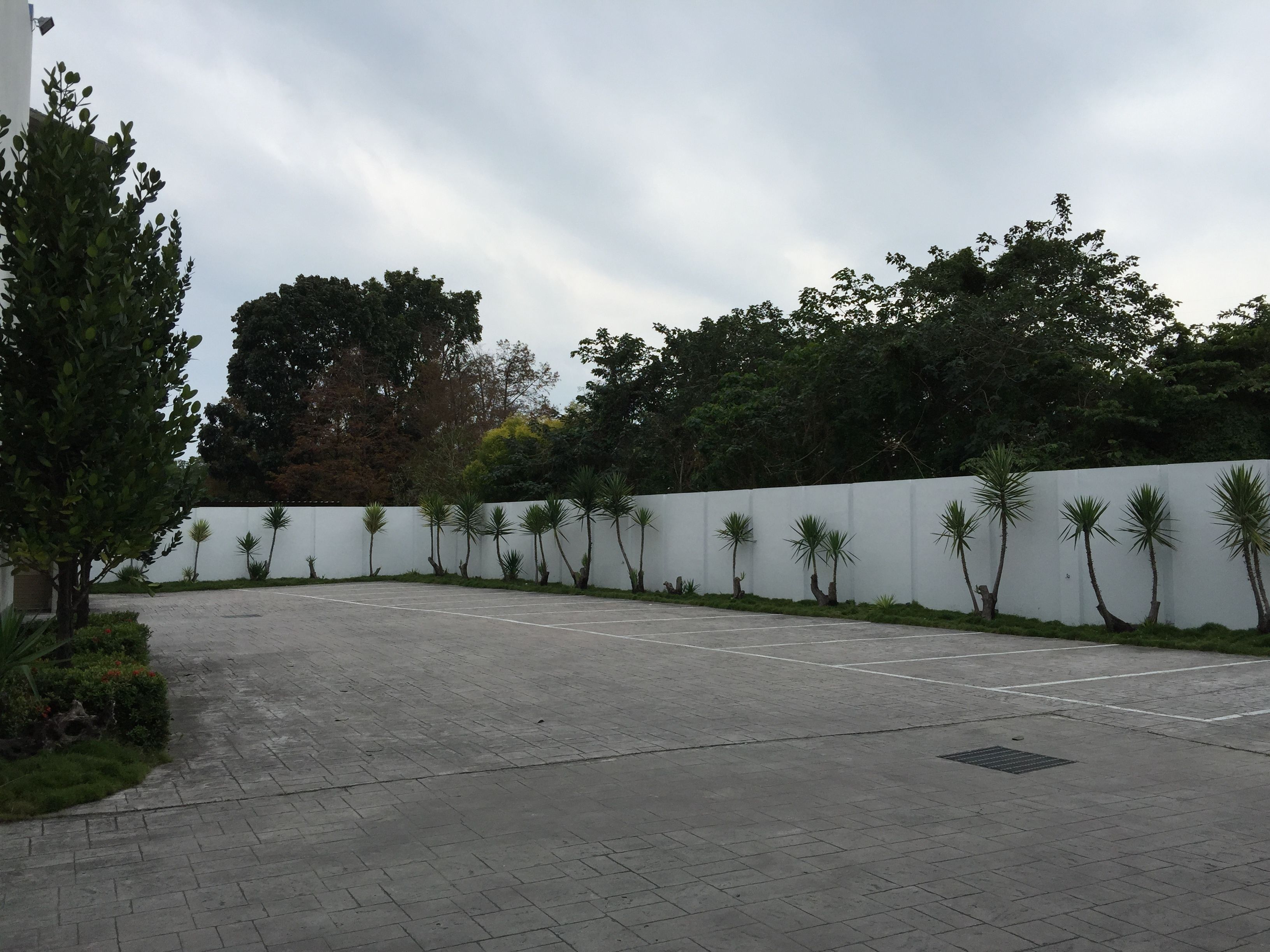 deluxe quadruple room, 2 queen beds | parking | free self-parking