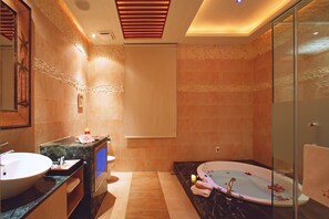 Chambre Design double, 1 grand lit | Salle de bain | Baignoire et douche séparées, baignoire à remous