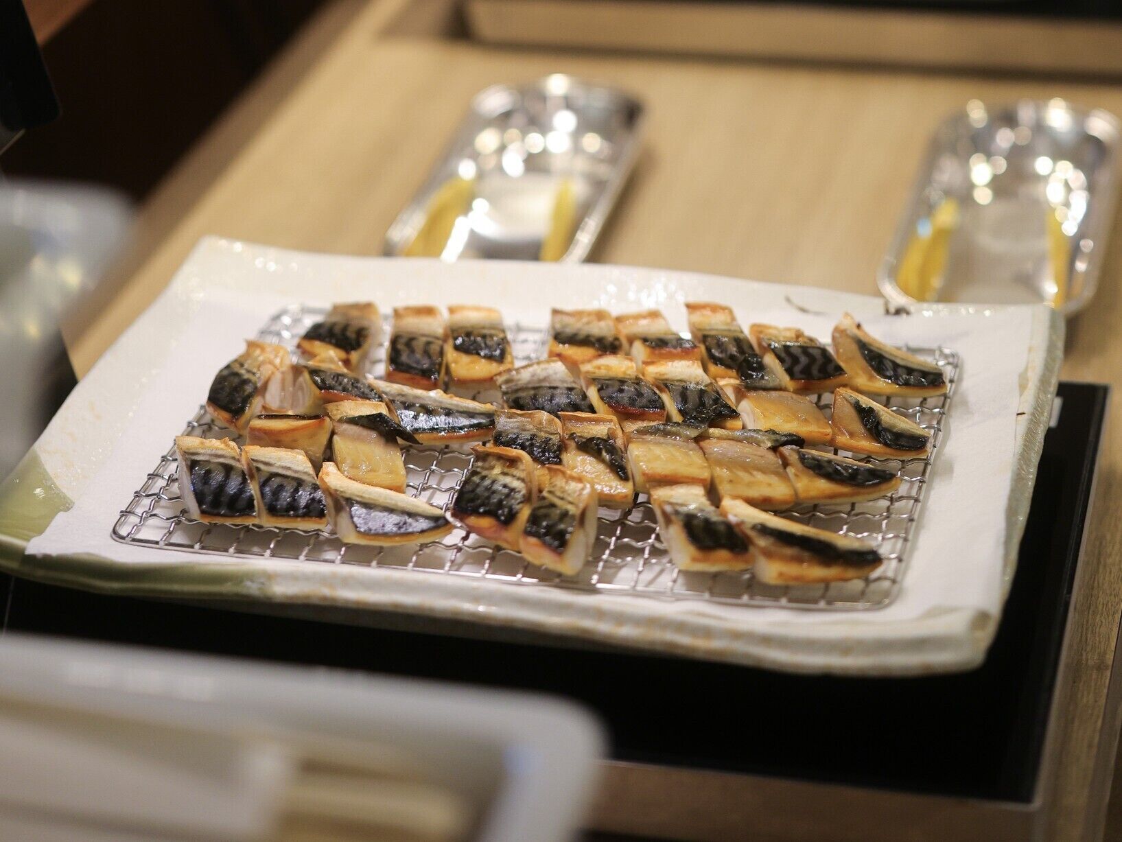 Une assiette de poisson grillé est posée sur une table.