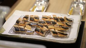 Une assiette de poisson grillé est posée sur une table.