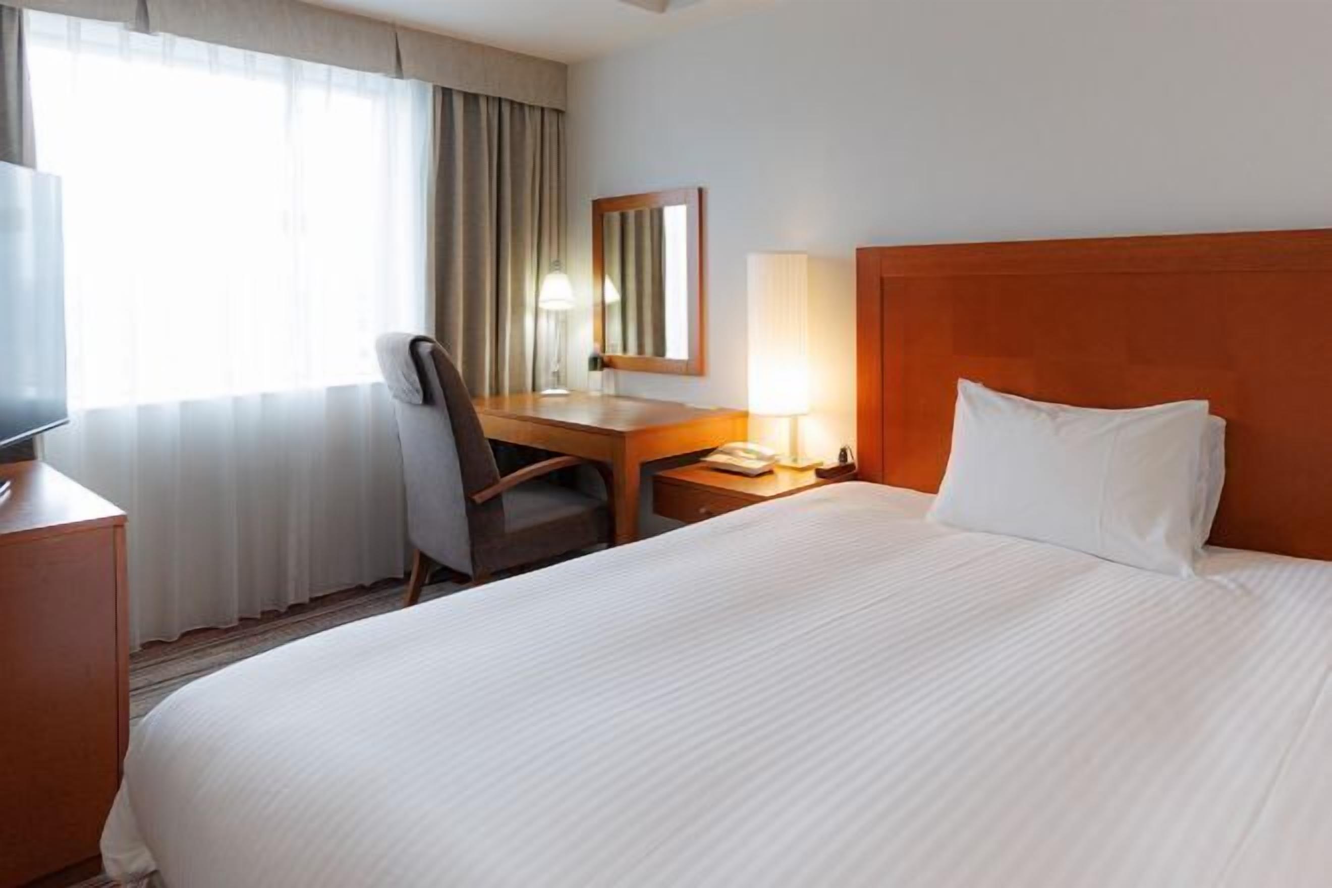 Luxe beddengoed, donsdekens, een bureau, geluiddichte muren