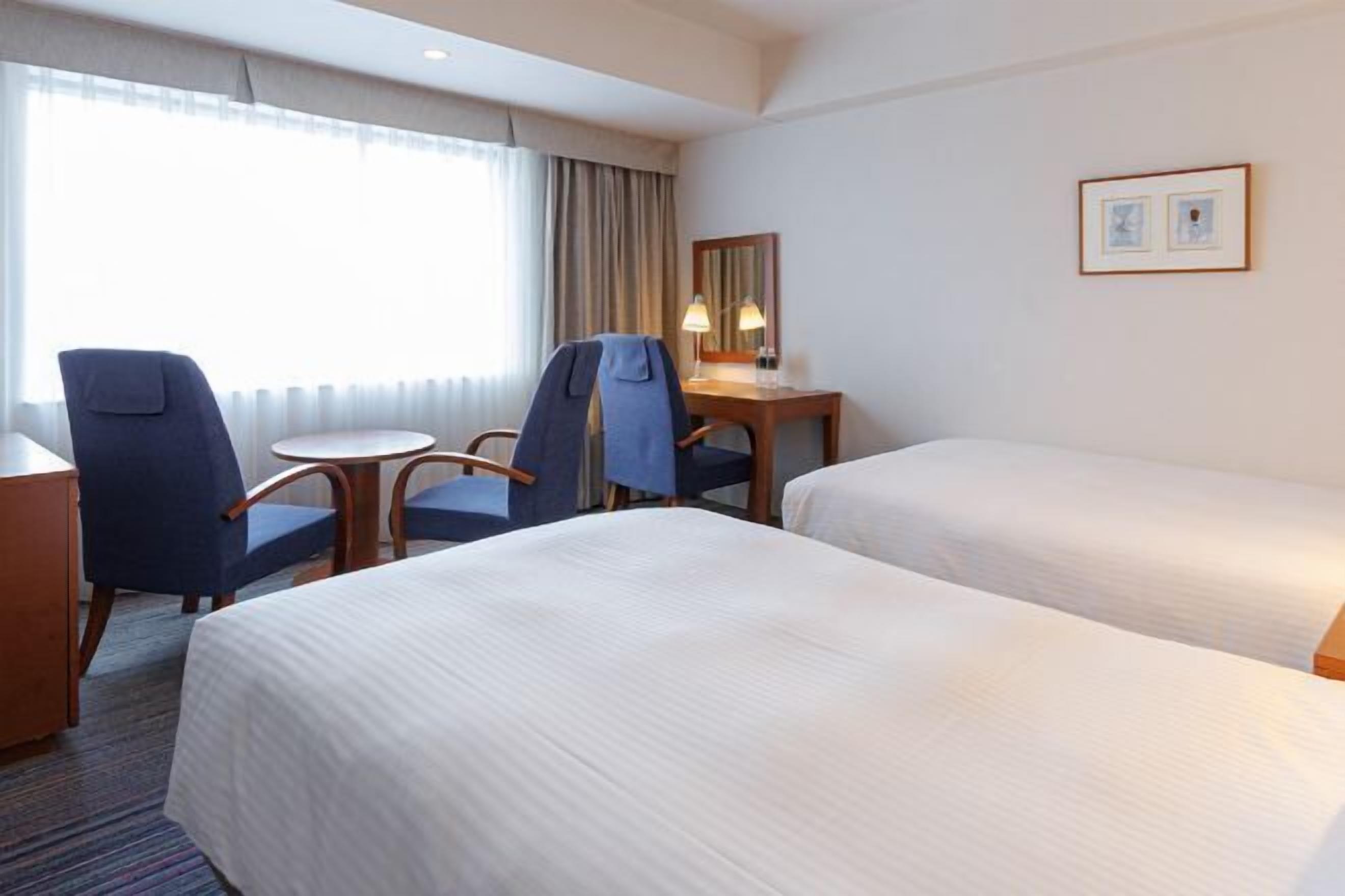 Luxe beddengoed, donsdekens, een bureau, geluiddichte muren