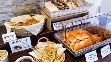 朝食 (ビュッフェ)、毎日提供 (有料)