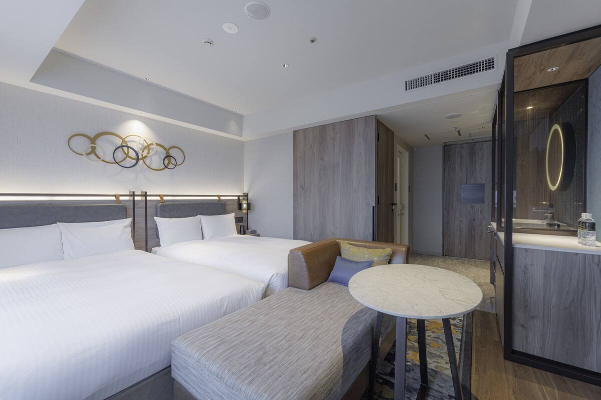 ห้องซูพีเรียทวิน, ปลอดบุหรี่ (Top Floor) | เครื่องนอนระดับพรีเมี ยม, ผ้านวมขนเป็ด, โต๊ะทำงาน