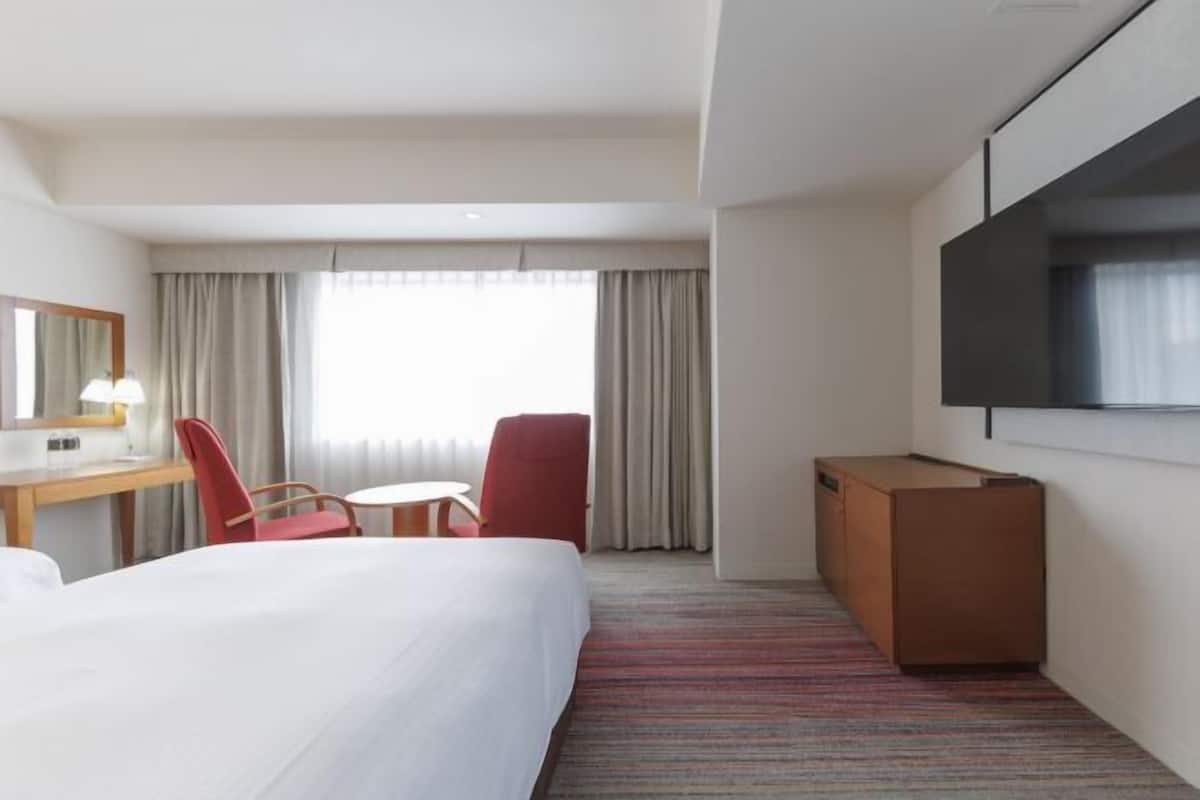 Premium bedding, down comforters, desk, laptop workspace