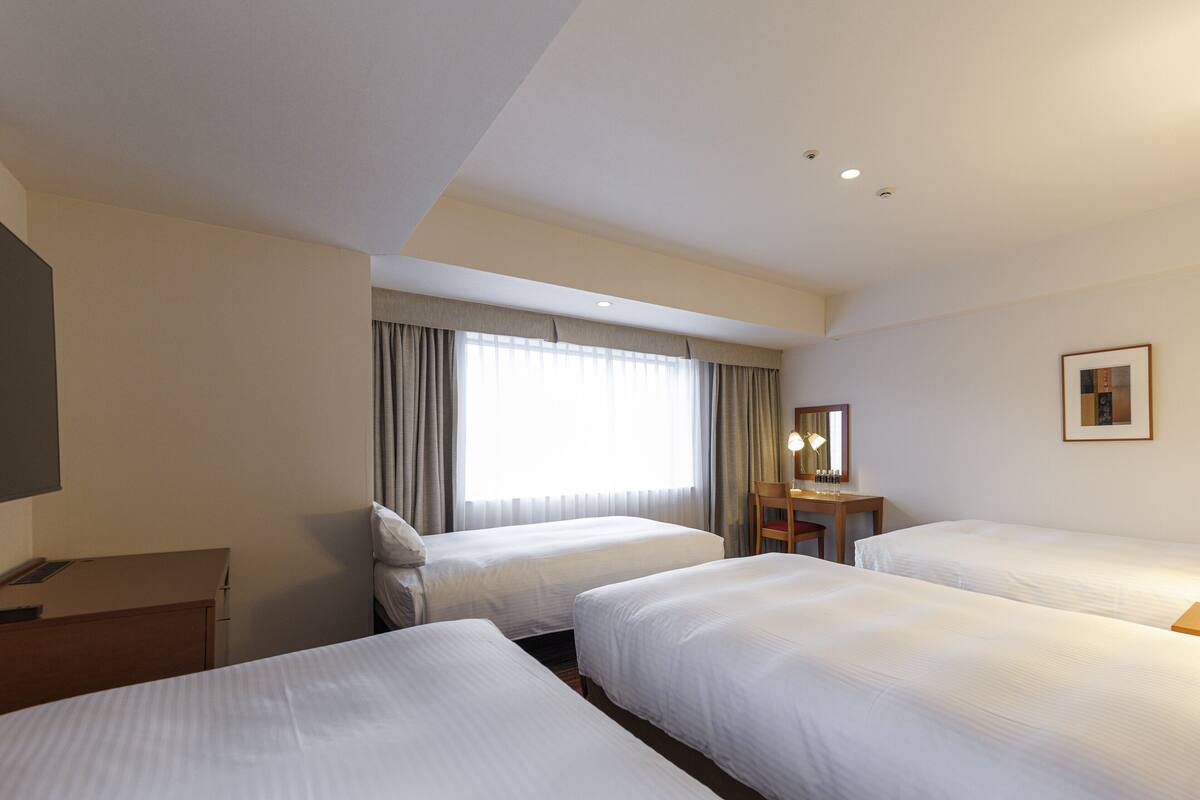 ห้องดีลักซ์สำหรับสี่ท่าน, ปลอดบุหรี่ | เครื่องนอนระดับพรีเมี ยม, ผ้านวมขนเป็ด, โต๊ะทำงาน