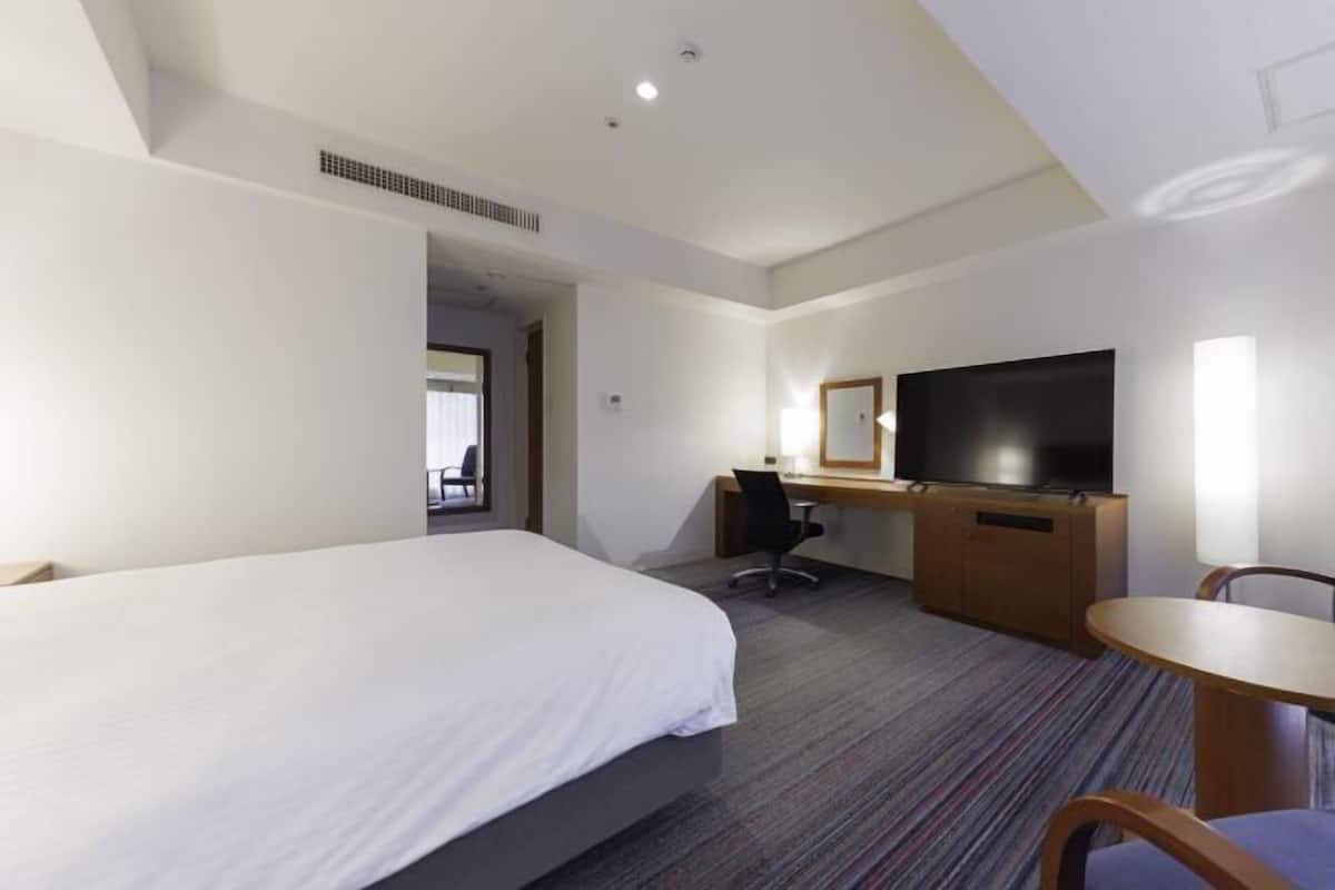 Premium bedding, down comforters, desk, laptop workspace