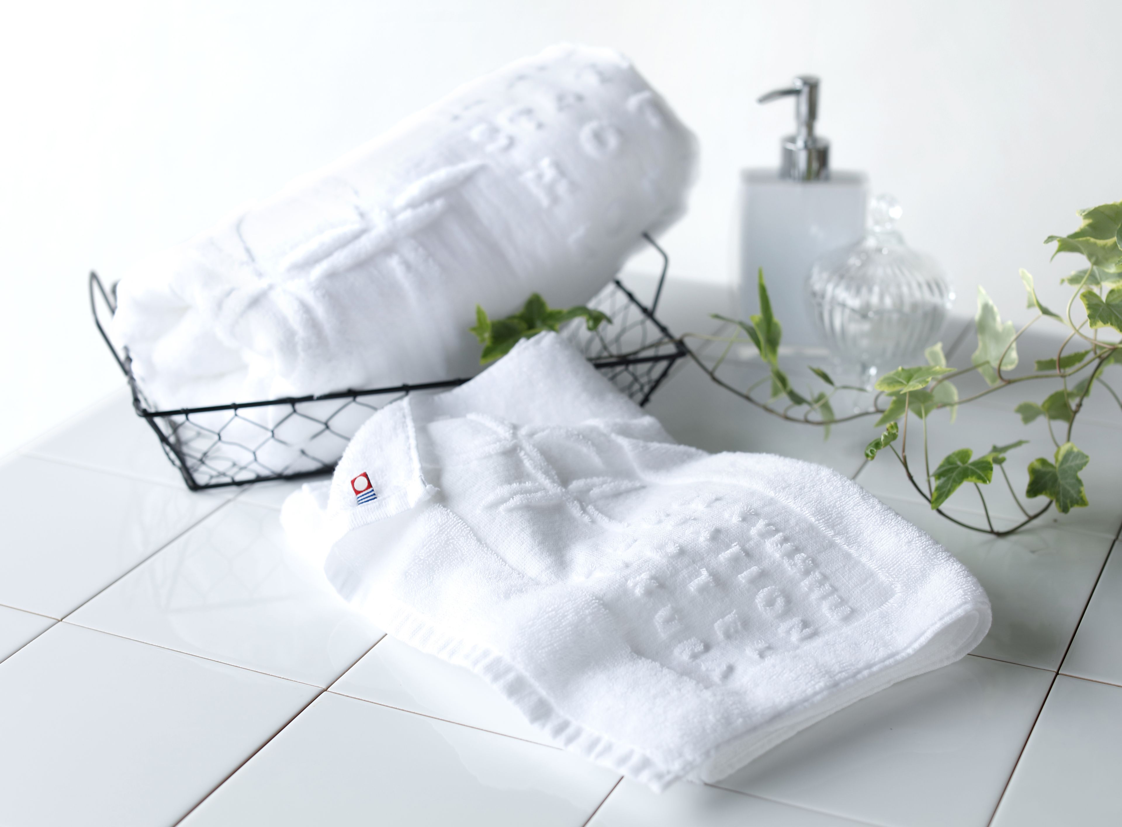 combined shower/bathtub, deep-soaking bathtub, free toiletries