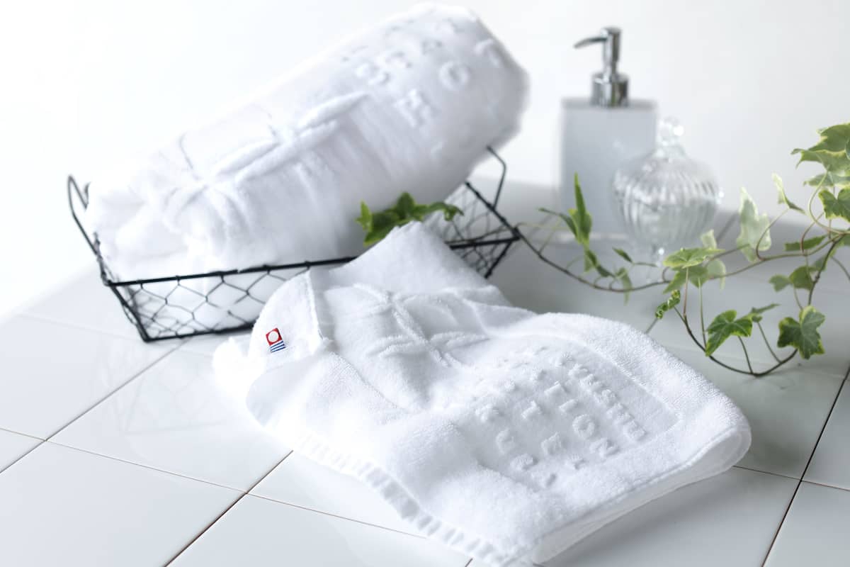 combined shower/bathtub, deep-soaking bathtub, free toiletries