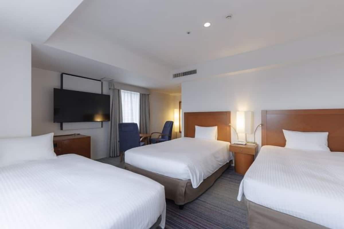 Premium bedding, down duvets, desk, soundproofing