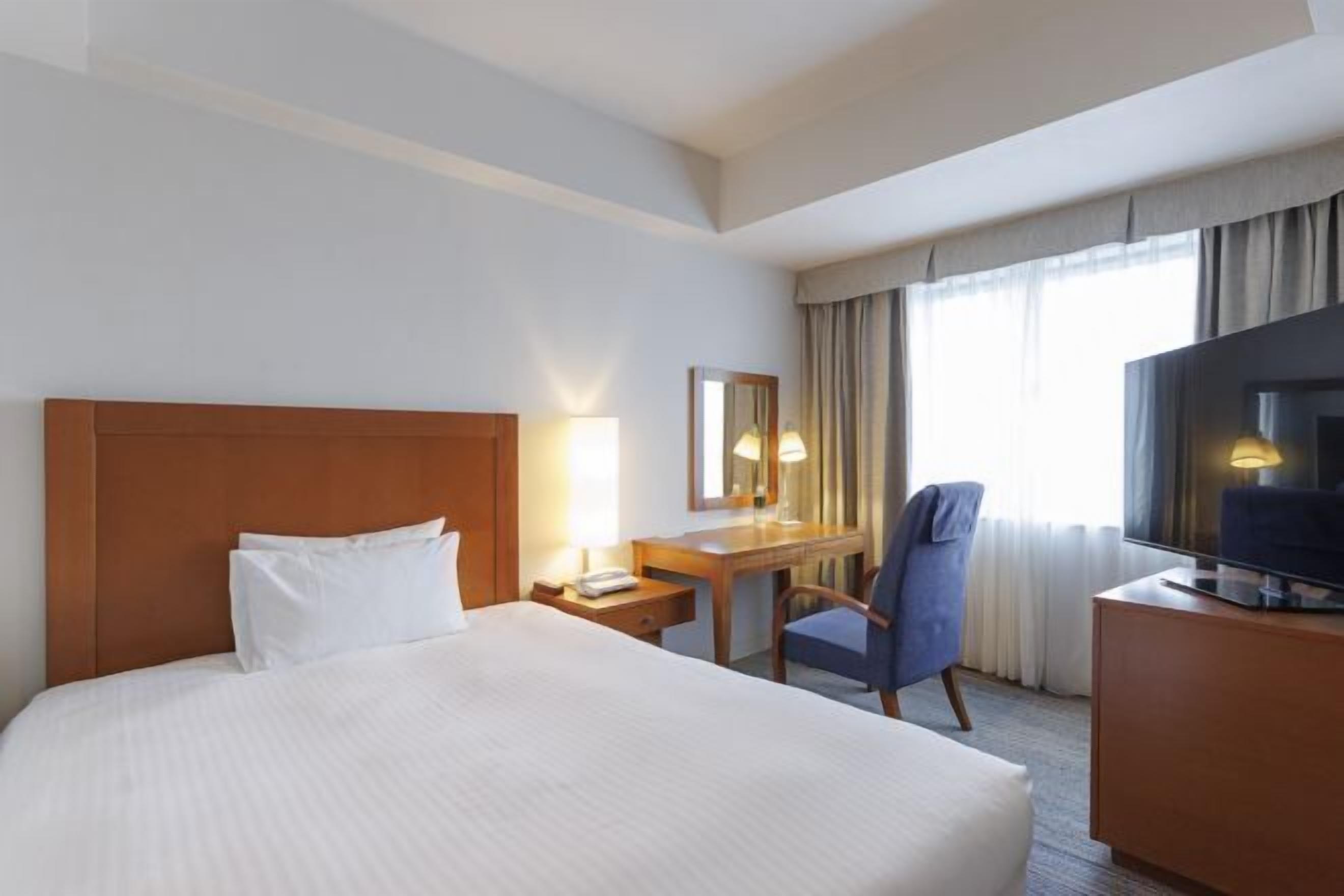 Premium bedding, down comforters, desk, laptop workspace