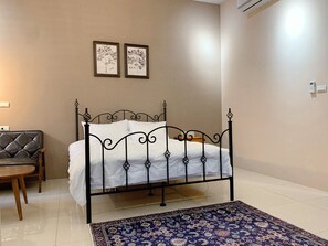 Premier Double Room, 1 Bedroom | Desk, blackout drapes, soundproofing, free WiFi - The Awesome Manor (Ji'an)
