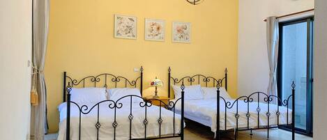 Escritorio, cortinas blackout, sistema de insonorización y wifi gratis