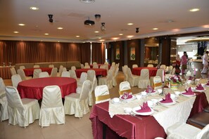 Breakfast, lunch, dinner served; international cuisine  - Crystal Inn (Batu Pahat)