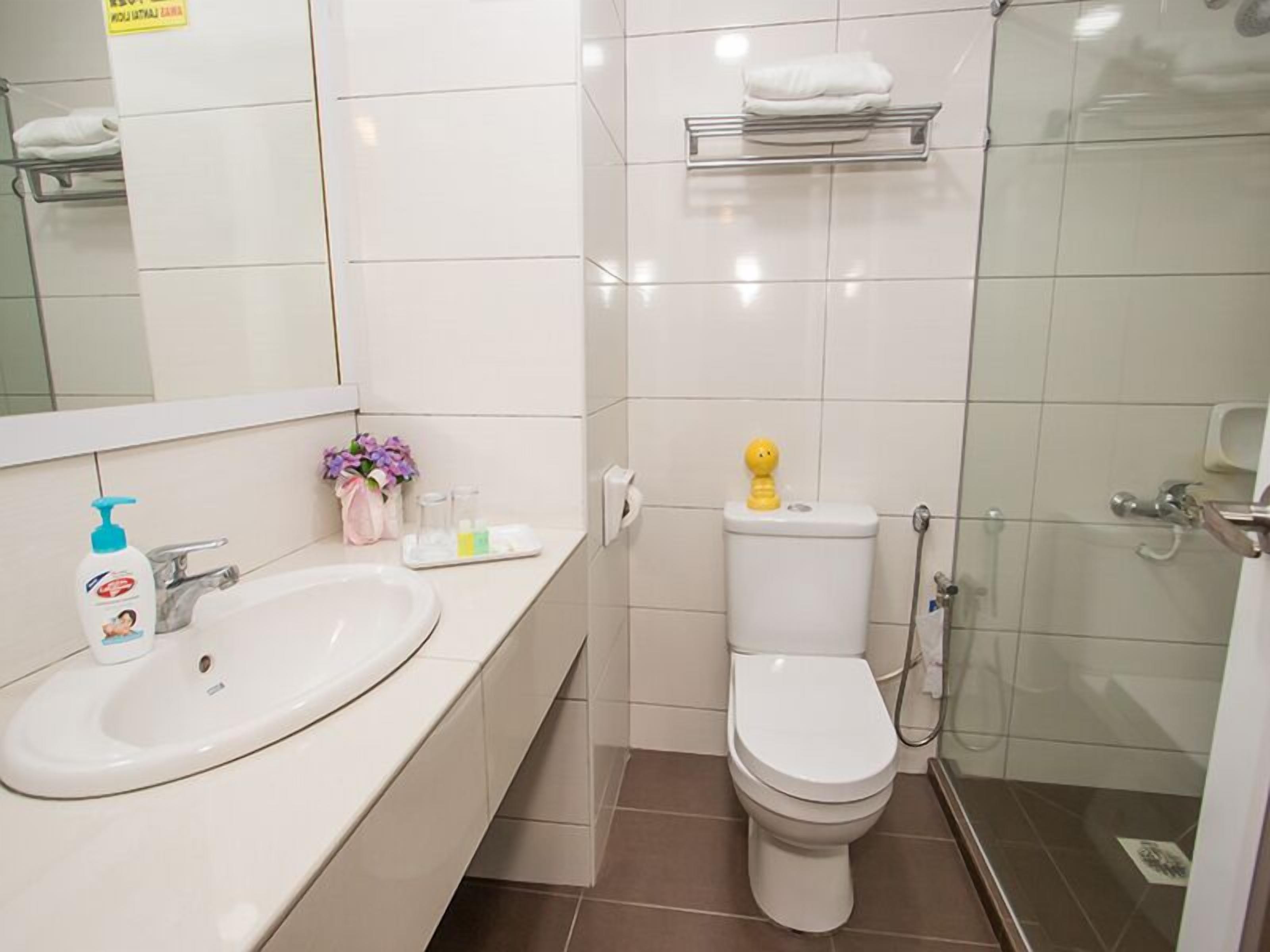 Shower, free toiletries, hair dryer, towels