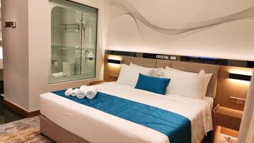 Skrivebord, strykejern/-brett og wi-fi (inkludert)