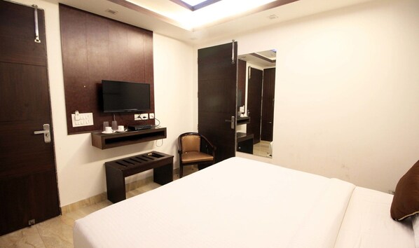 Minibar, escritorio y tabla de planchar con plancha