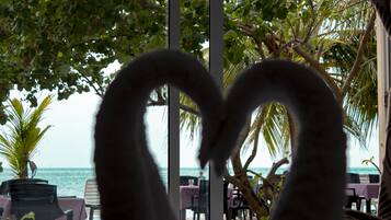 Villa Deluxe, 1 très grand lit, accessible aux personnes à mobilité réduite, vue plage | Literie de qualité supérieure, minibar, coffres-forts dans les chambres