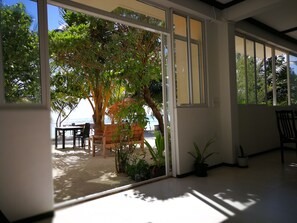 Villa Deluxe, 1 trÚs grand lit, accessible aux personnes à mobilité réduite, vue plage | Terrasse/Patio